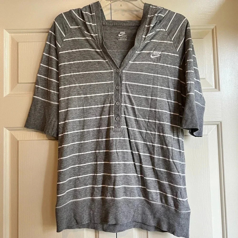 NIKE Sportswear V-neck hooded Cotton T-shirt women’s size Medium